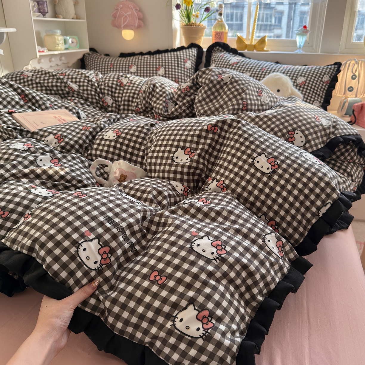 91家纺网 家纺一手货源 找家纺 星禾优选 2025新款三丽鸥加厚水洗双层纱花边款四件套 黑调格kt