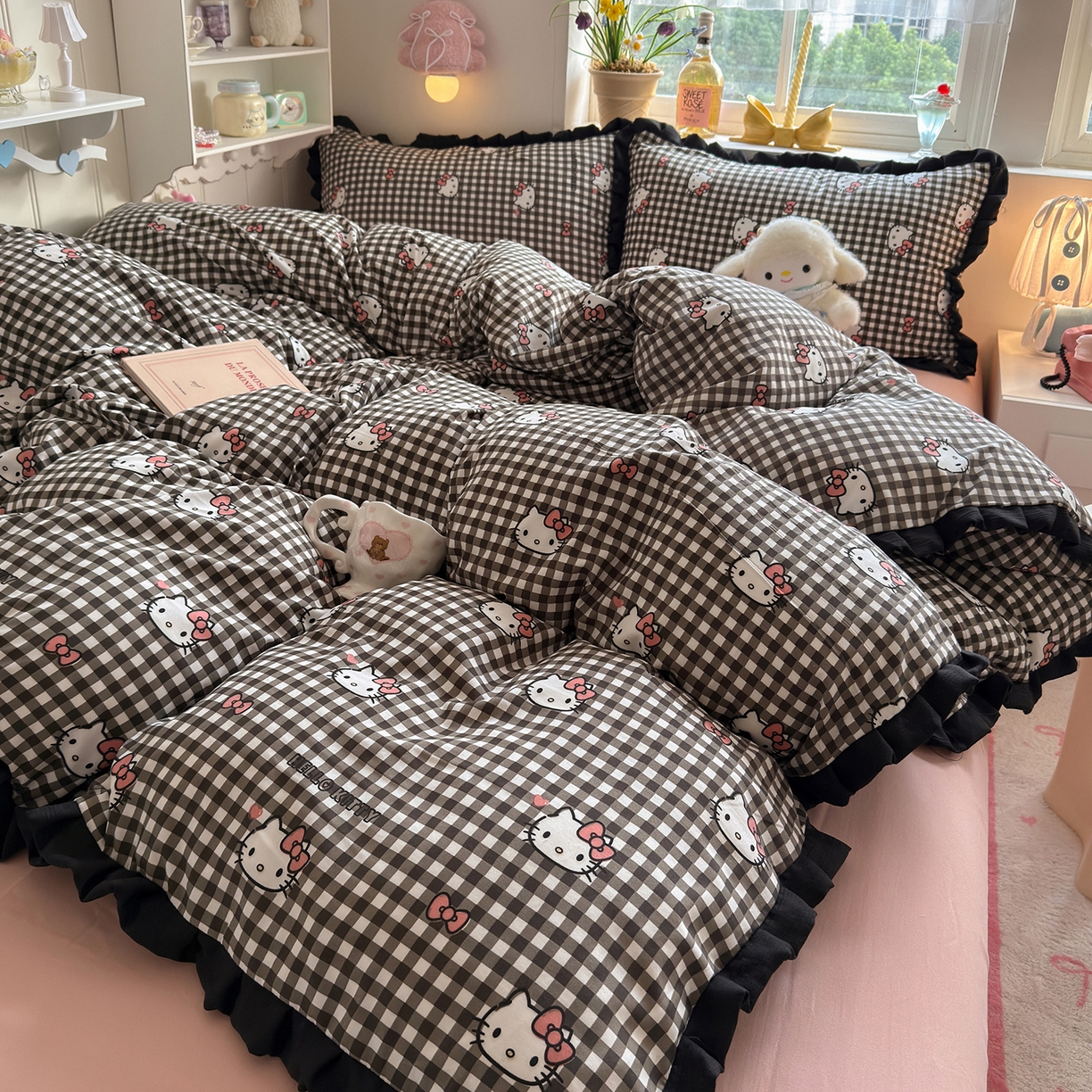 91家纺网 家纺一手货源 找家纺 星禾优选 2025新款三丽鸥加厚水洗双层纱花边款四件套 黑调格kt