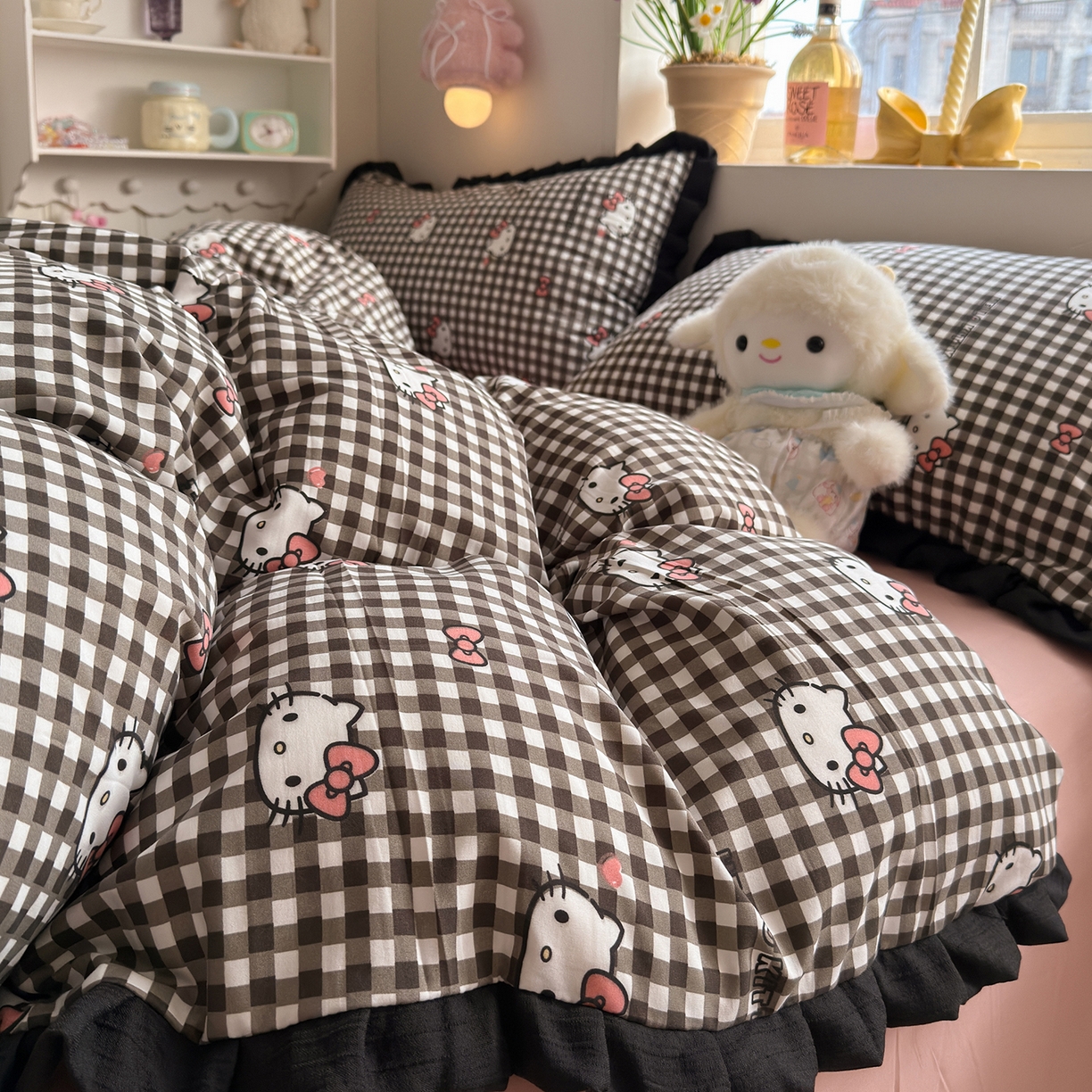 91家纺网 家纺一手货源 找家纺 星禾优选 2025新款三丽鸥加厚水洗双层纱花边款四件套 黑调格kt