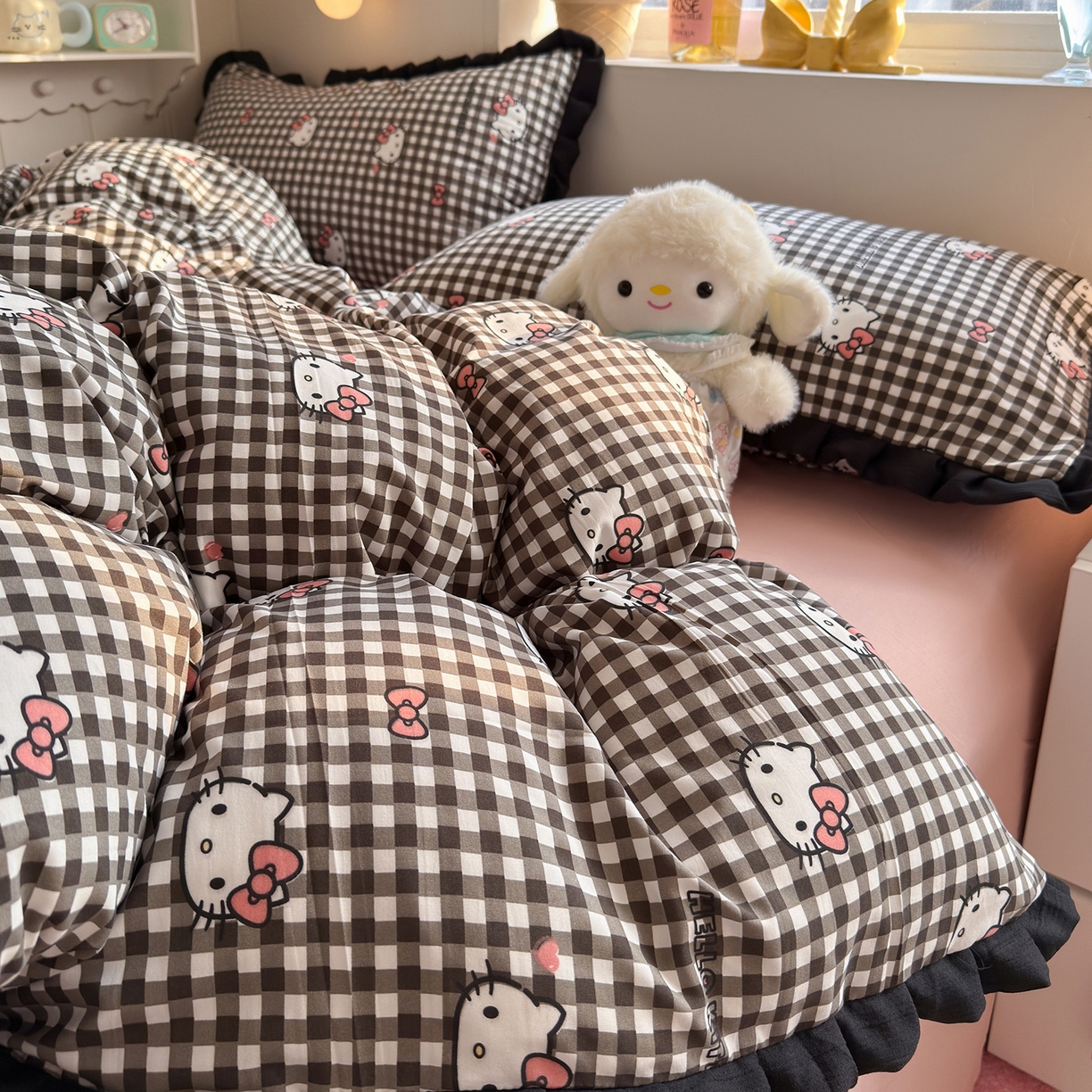 91家纺网 家纺一手货源 找家纺 星禾优选 2025新款三丽鸥加厚水洗双层纱花边款四件套 黑调格kt