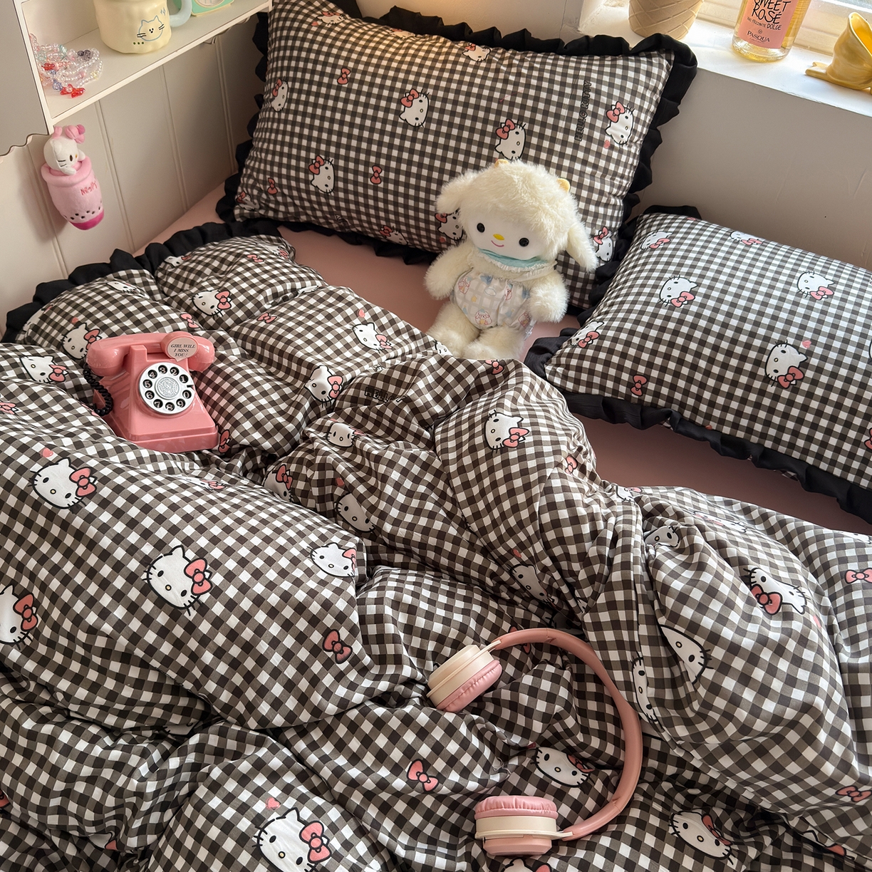 91家纺网 家纺一手货源 找家纺 星禾优选 2025新款三丽鸥加厚水洗双层纱花边款四件套 黑调格kt