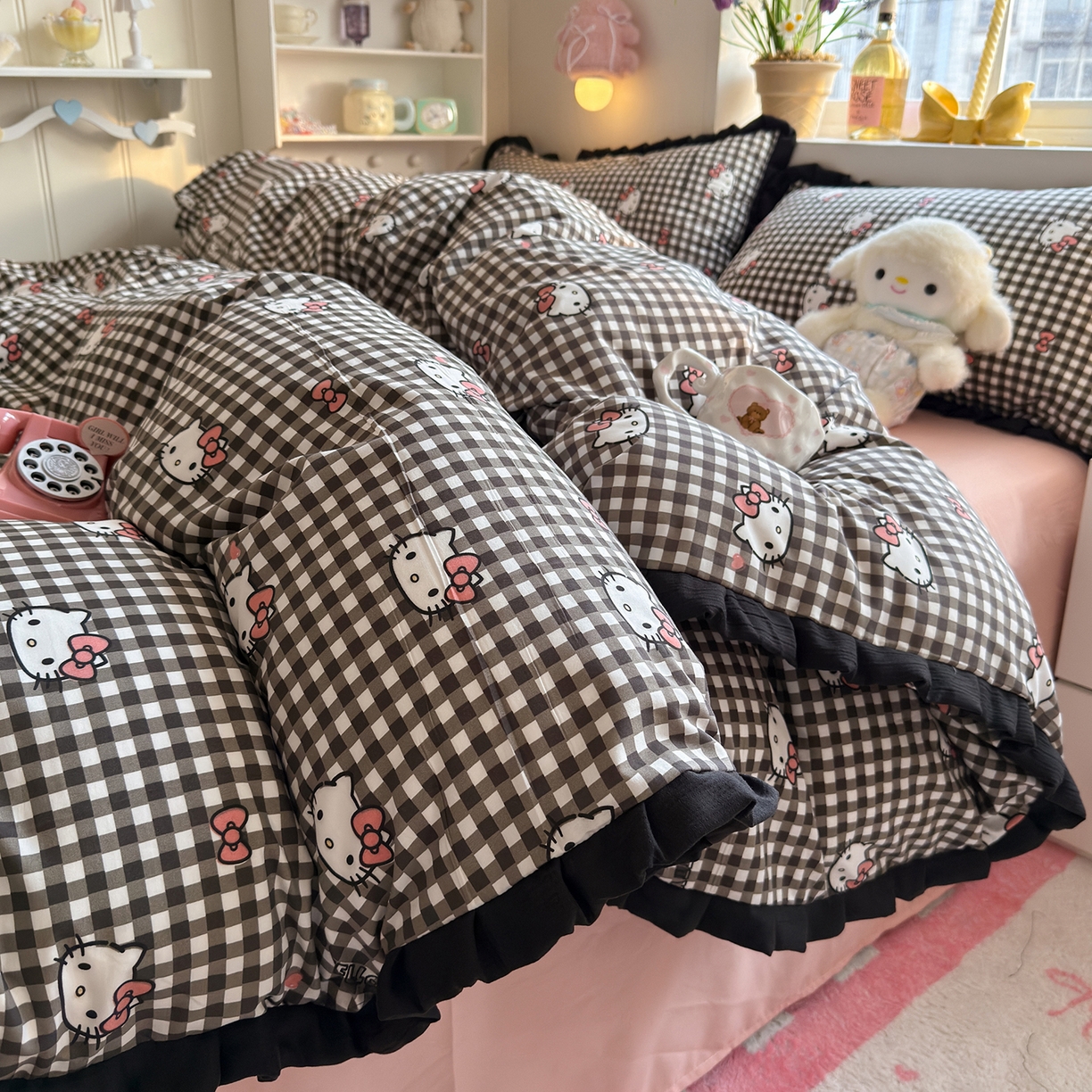 91家纺网 家纺一手货源 找家纺 星禾优选 2025新款三丽鸥加厚水洗双层纱花边款四件套 黑调格kt