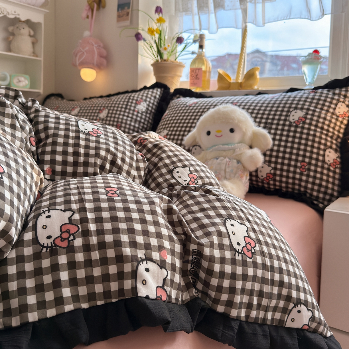 91家纺网 家纺一手货源 找家纺 星禾优选 2025新款三丽鸥加厚水洗双层纱花边款四件套 黑调格kt