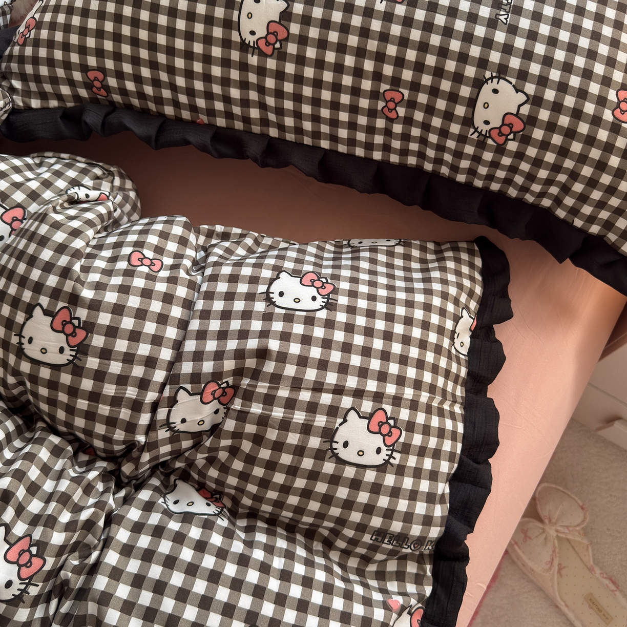 91家纺网 家纺一手货源 找家纺 星禾优选 2025新款三丽鸥加厚水洗双层纱花边款四件套 黑调格kt