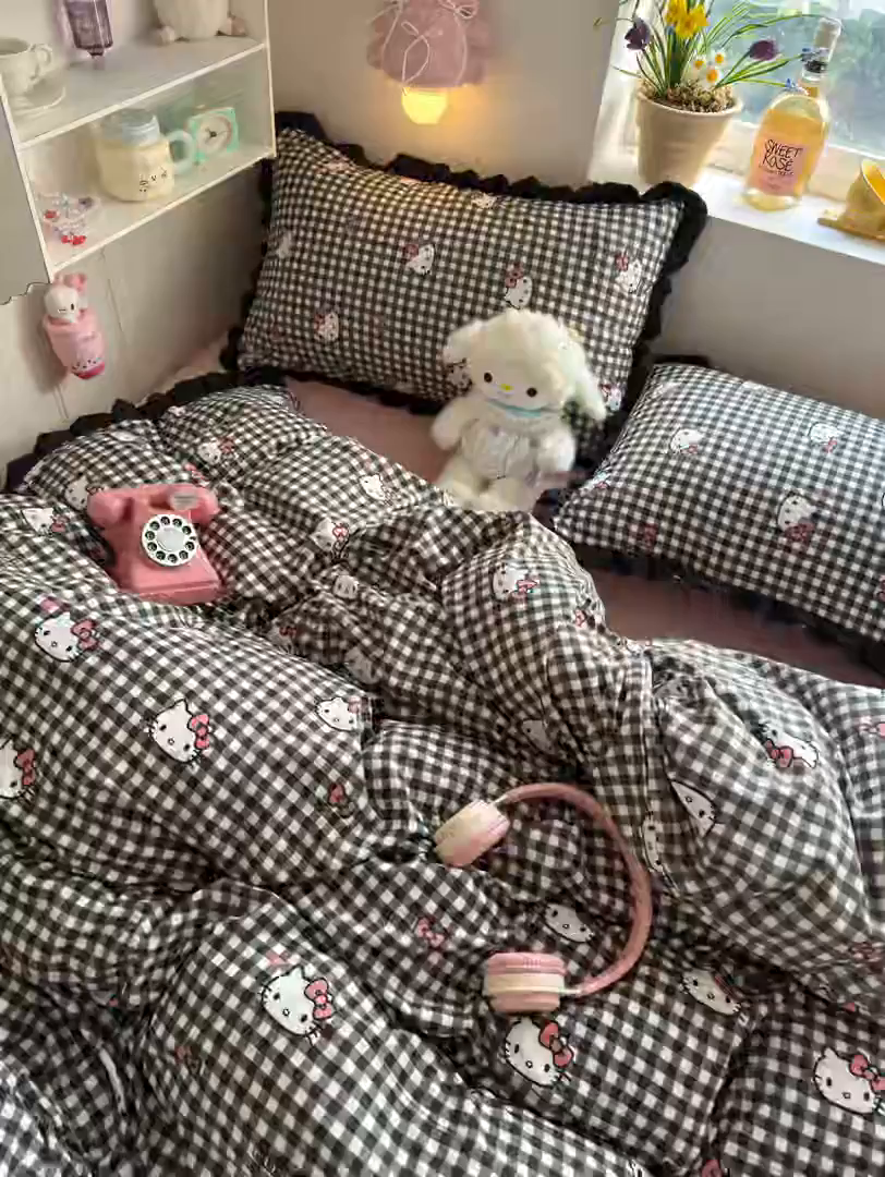 91家纺网 家纺一手货源 找家纺 星禾优选 2025新款三丽鸥加厚水洗双层纱花边款四件套 黑调格kt