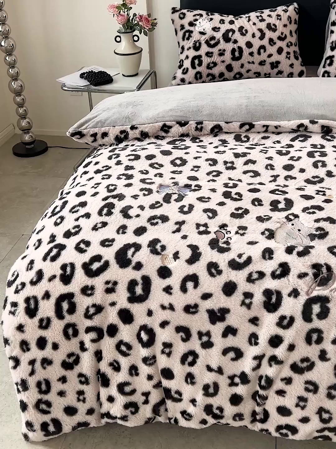 91家纺网 家纺一手货源 找家纺 梵克保罗 2025秋冬新款兔毛绒豹纹印花绣花款牛奶绒四件套 豹纹布偶猫-浅咖