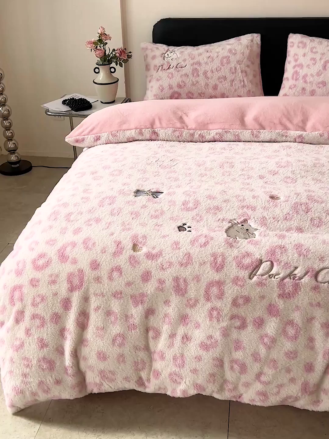 91家纺网 家纺一手货源 找家纺 梵克保罗 2025秋冬新款兔毛绒豹纹印花绣花款牛奶绒四件套 豹纹布偶猫-粉