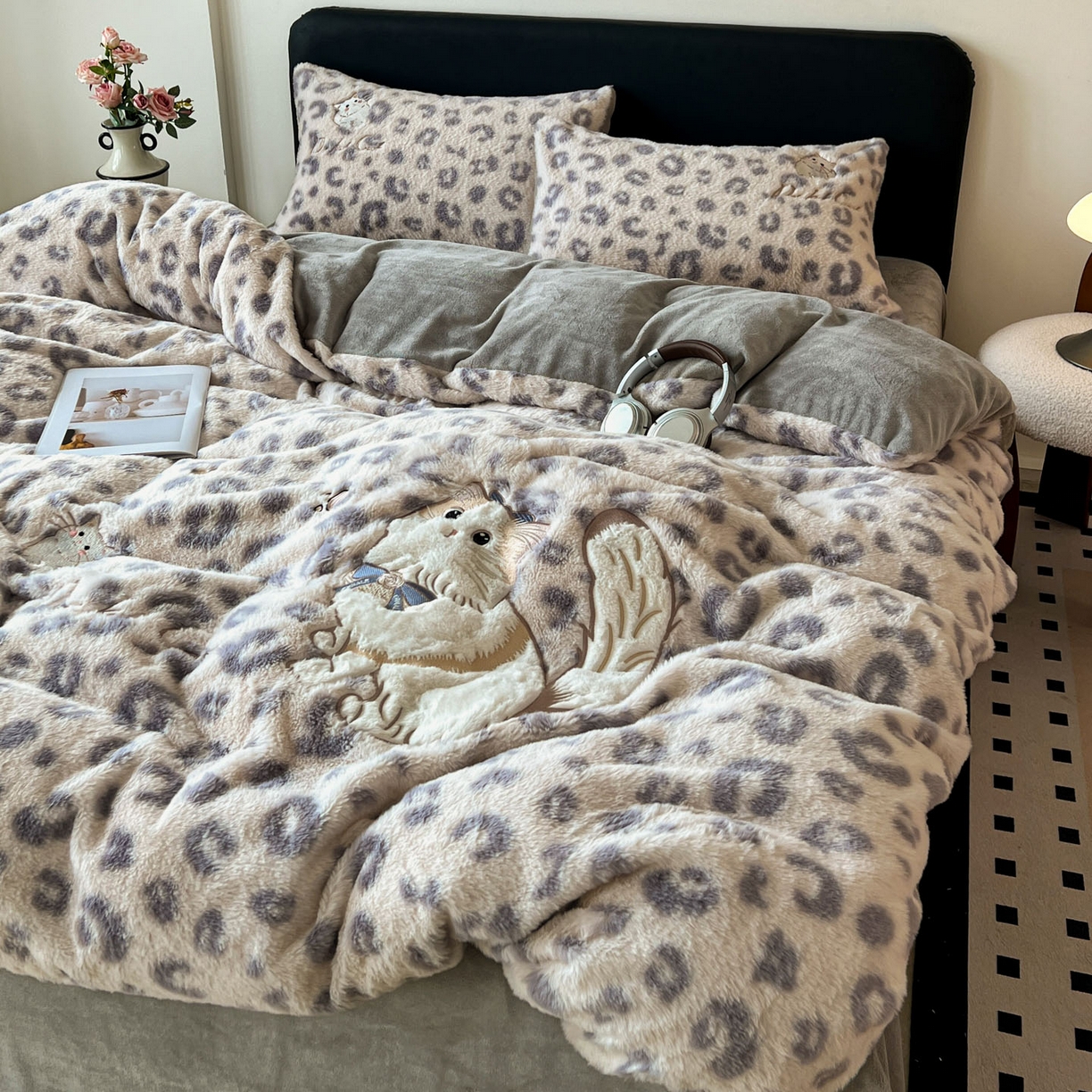 91家纺网 家纺一手货源 找家纺 梵克保罗 2025秋冬新款兔毛绒豹纹印花绣花款牛奶绒四件套 豹纹布偶猫-浅灰