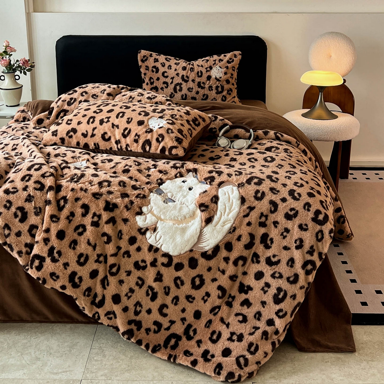 91家纺网 家纺一手货源 找家纺 （总）梵克保罗 2025秋冬新款兔毛绒豹纹印花绣花款牛奶绒四件套