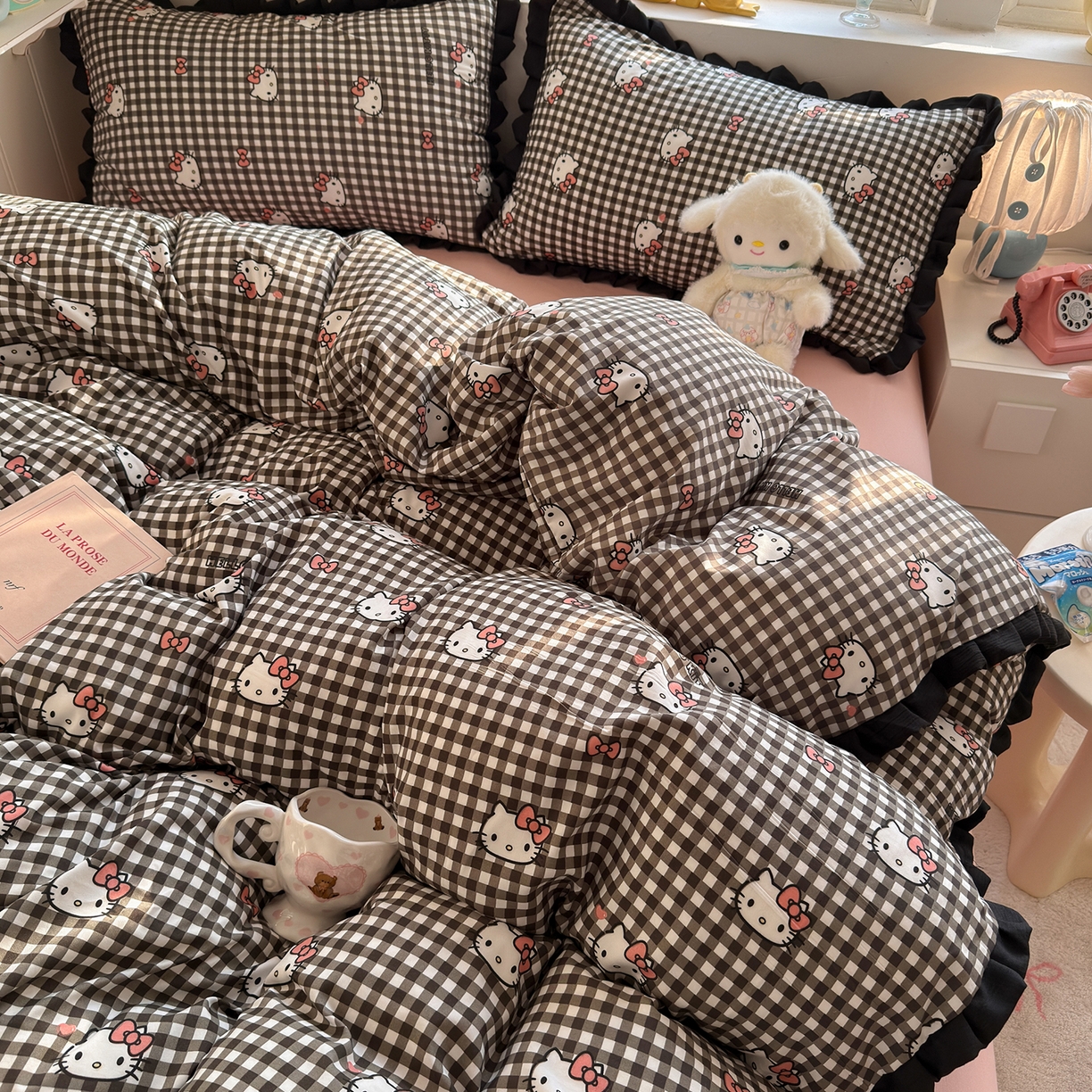 91家纺网 家纺一手货源 找家纺 星禾优选 2025新款三丽鸥加厚水洗双层纱花边款四件套 黑调格kt