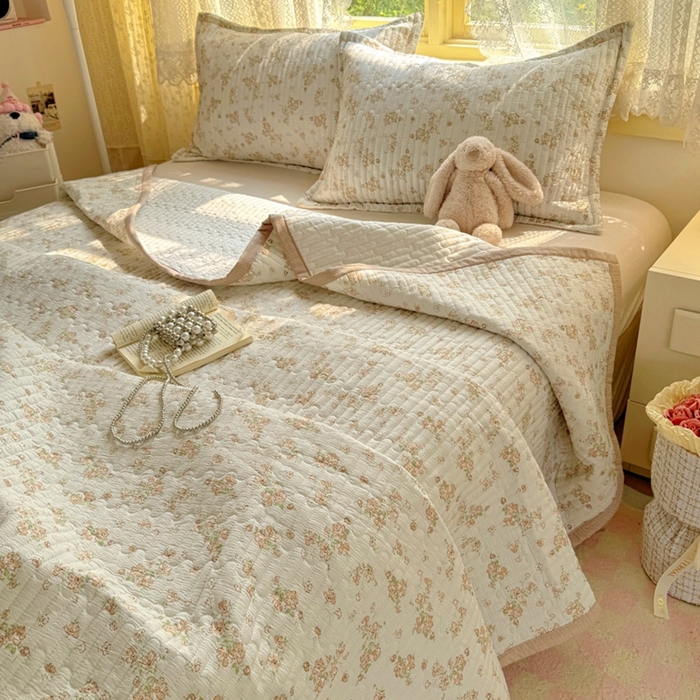 91家纺网 家纺一手货源 找家纺 （总）阿曼达 2025新款单品简约款夹棉印花卡通床盖三件套