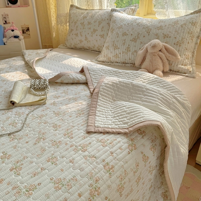 91家纺网 家纺一手货源 找家纺 （总）阿曼达 2025新款单品简约款夹棉印花卡通床盖三件套