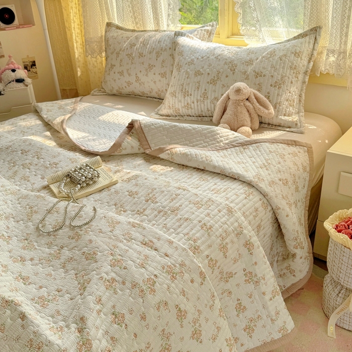 91家纺网 家纺一手货源 找家纺 （总）阿曼达 2025新款单品简约款夹棉印花卡通床盖三件套