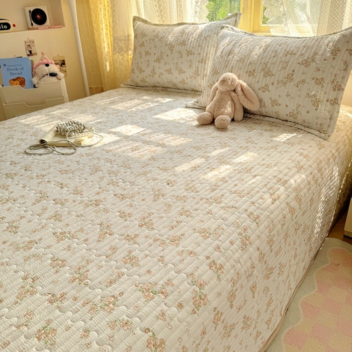 91家纺网 家纺一手货源 找家纺 （总）阿曼达 2025新款单品简约款夹棉印花卡通床盖三件套