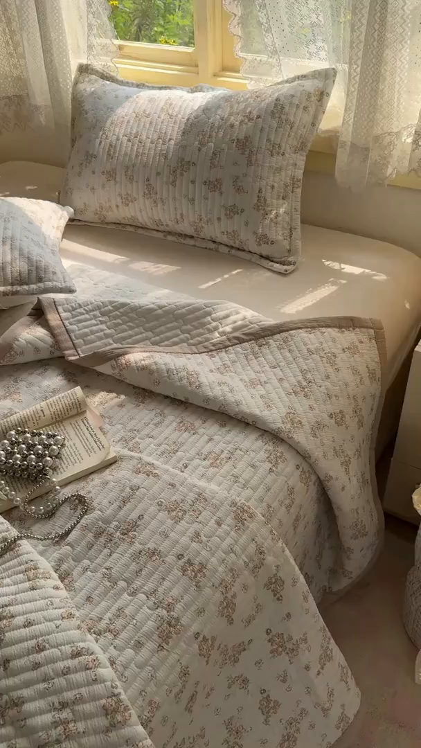 91家纺网 家纺一手货源 找家纺 （总）阿曼达 2025新款单品简约款夹棉印花卡通床盖三件套