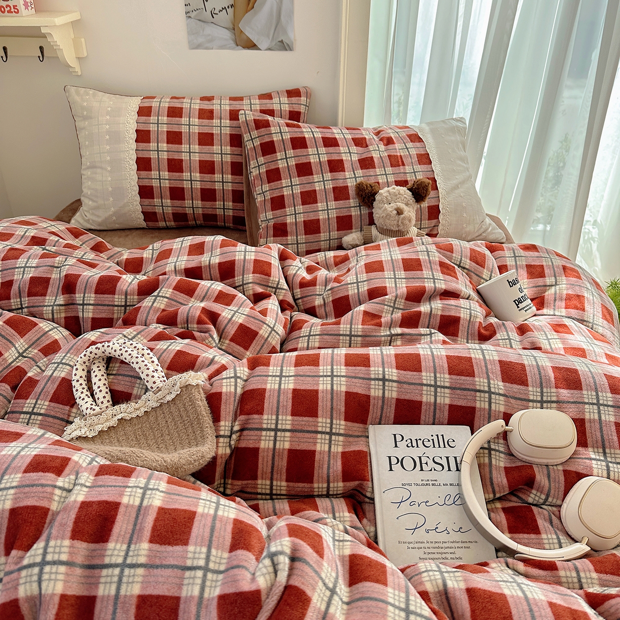 91家纺网 家纺一手货源 找家纺 桃子家居 2025新款A类蕾丝纯棉花边工艺花卉复古碎花加厚花边牛奶绒系列四件套 绒-蕾丝红格桂馥