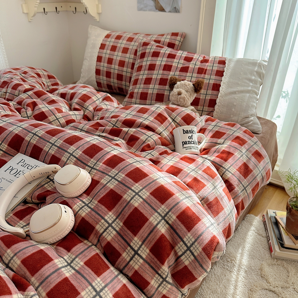 91家纺网 家纺一手货源 找家纺 桃子家居 2025新款A类蕾丝纯棉花边工艺花卉复古碎花加厚花边牛奶绒系列四件套 绒-蕾丝红格桂馥