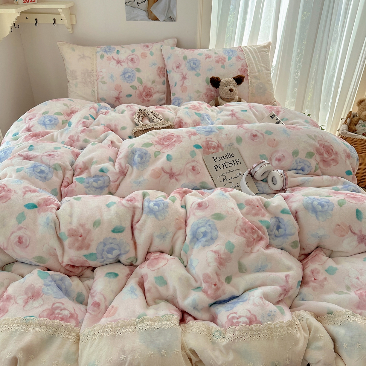 91家纺网 家纺一手货源 找家纺 桃子家居 2025新款A类蕾丝纯棉花边工艺花卉复古碎花加厚花边牛奶绒系列四件套 绒-蕾丝花香