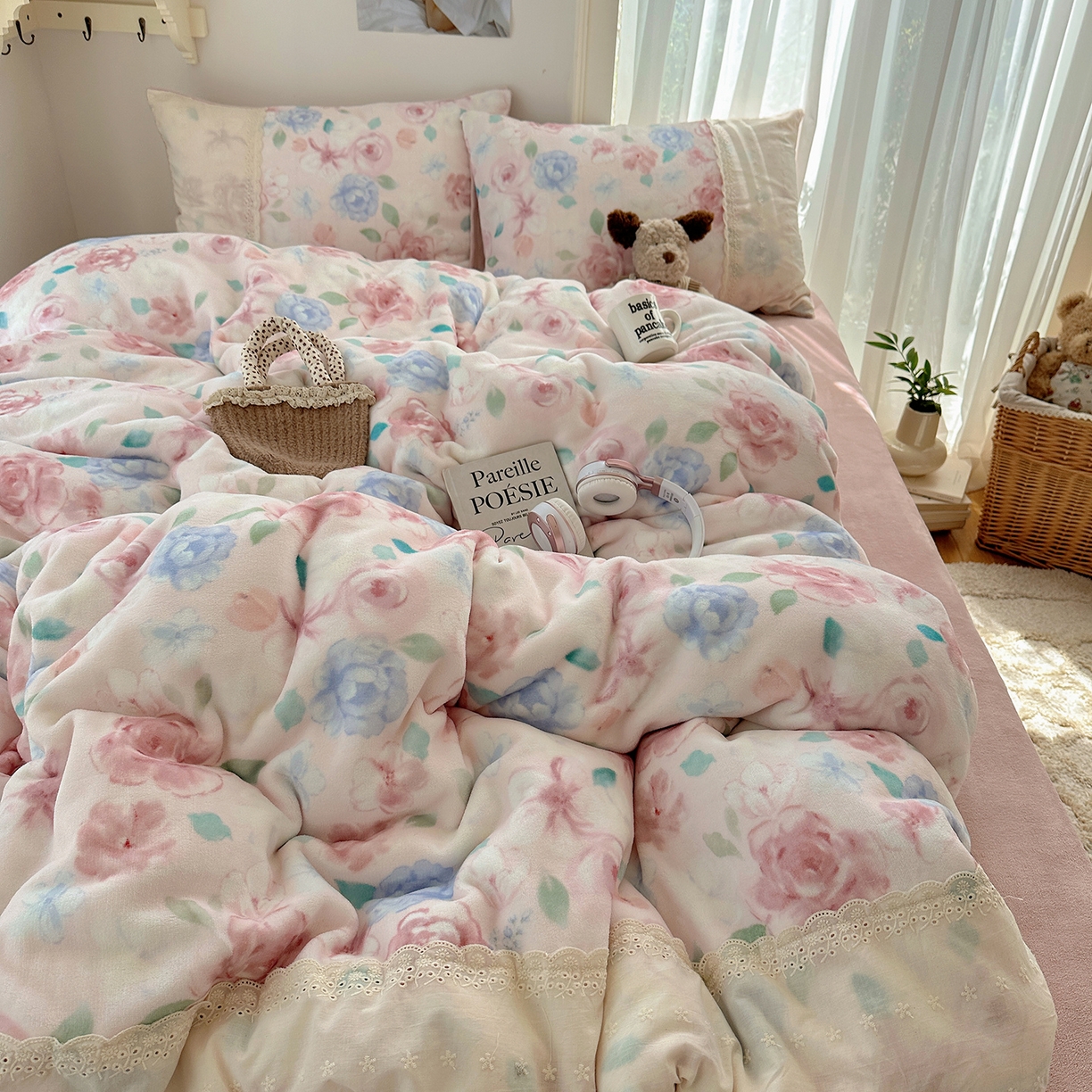 91家纺网 家纺一手货源 找家纺 桃子家居 2025新款A类蕾丝纯棉花边工艺花卉复古碎花加厚花边牛奶绒系列四件套 绒-蕾丝花香