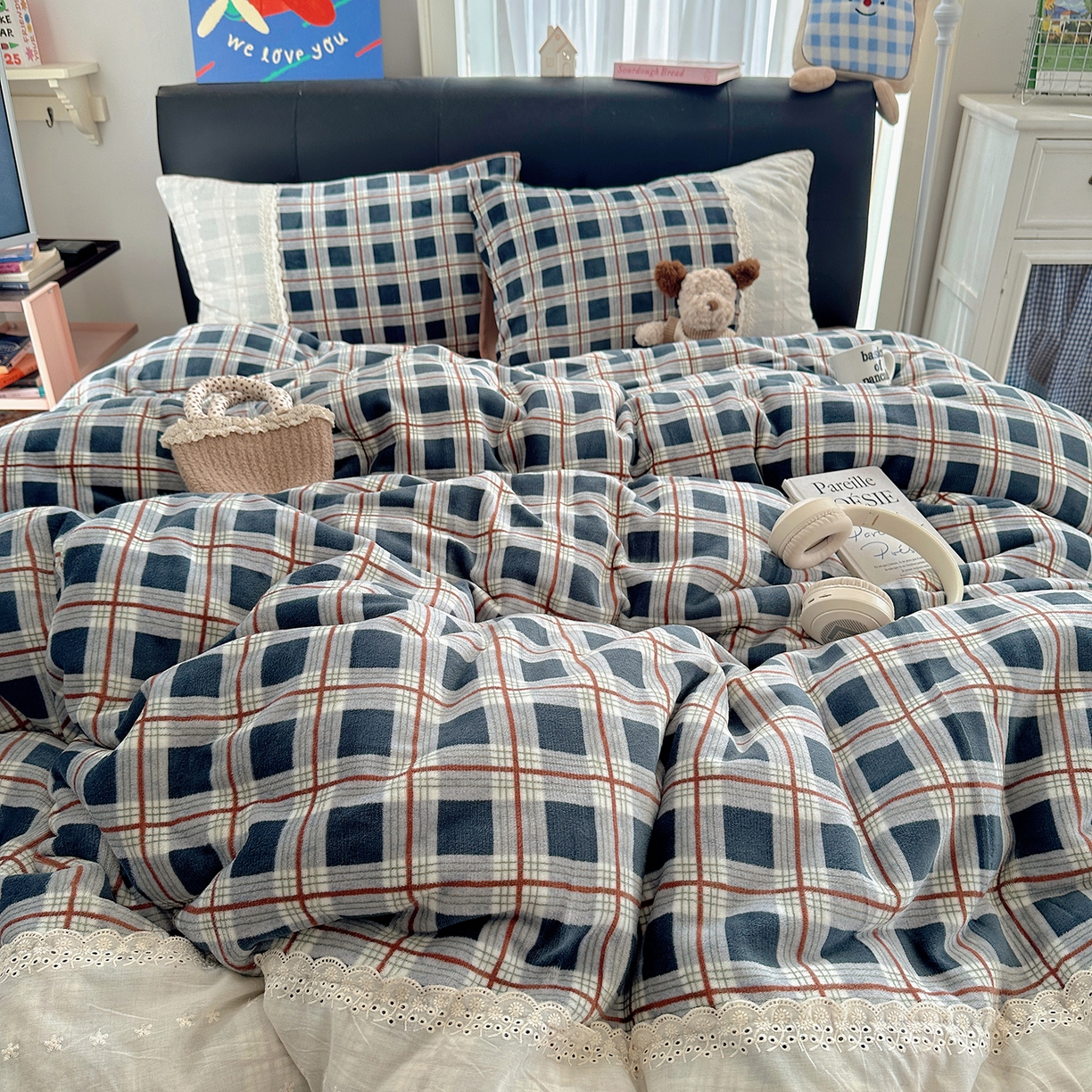 91家纺网 家纺一手货源 找家纺 桃子家居 2025新款A类蕾丝纯棉花边工艺花卉复古碎花加厚花边牛奶绒系列四件套 绒-蕾丝蓝格