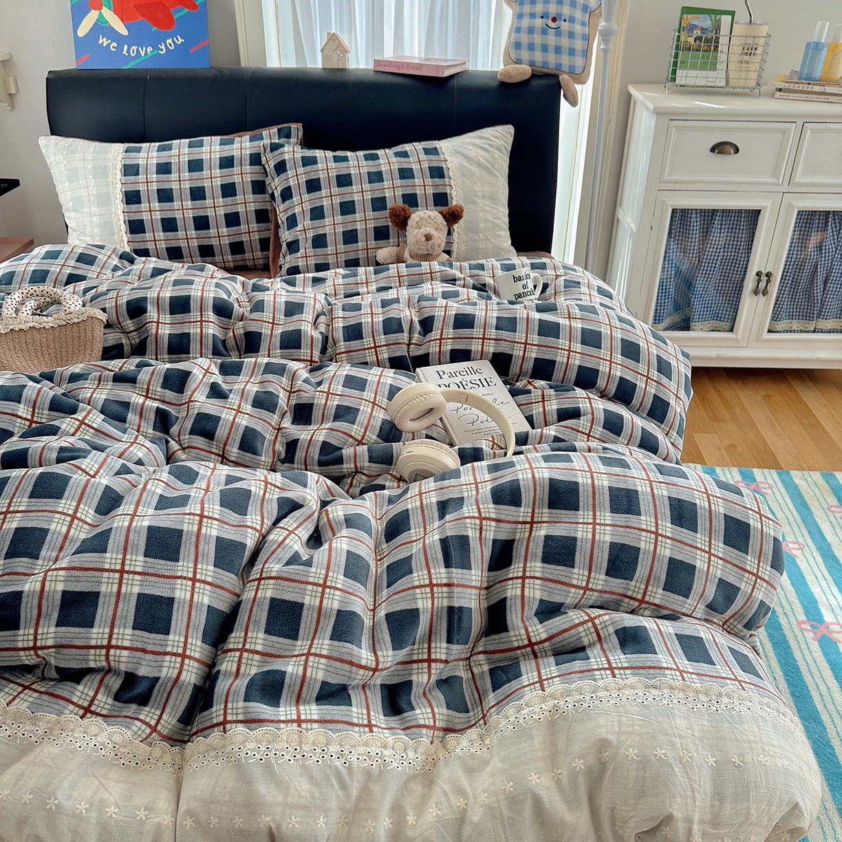 91家纺网 家纺一手货源 找家纺 桃子家居 2025新款A类蕾丝纯棉花边工艺花卉复古碎花加厚花边牛奶绒系列四件套 绒-蕾丝蓝格