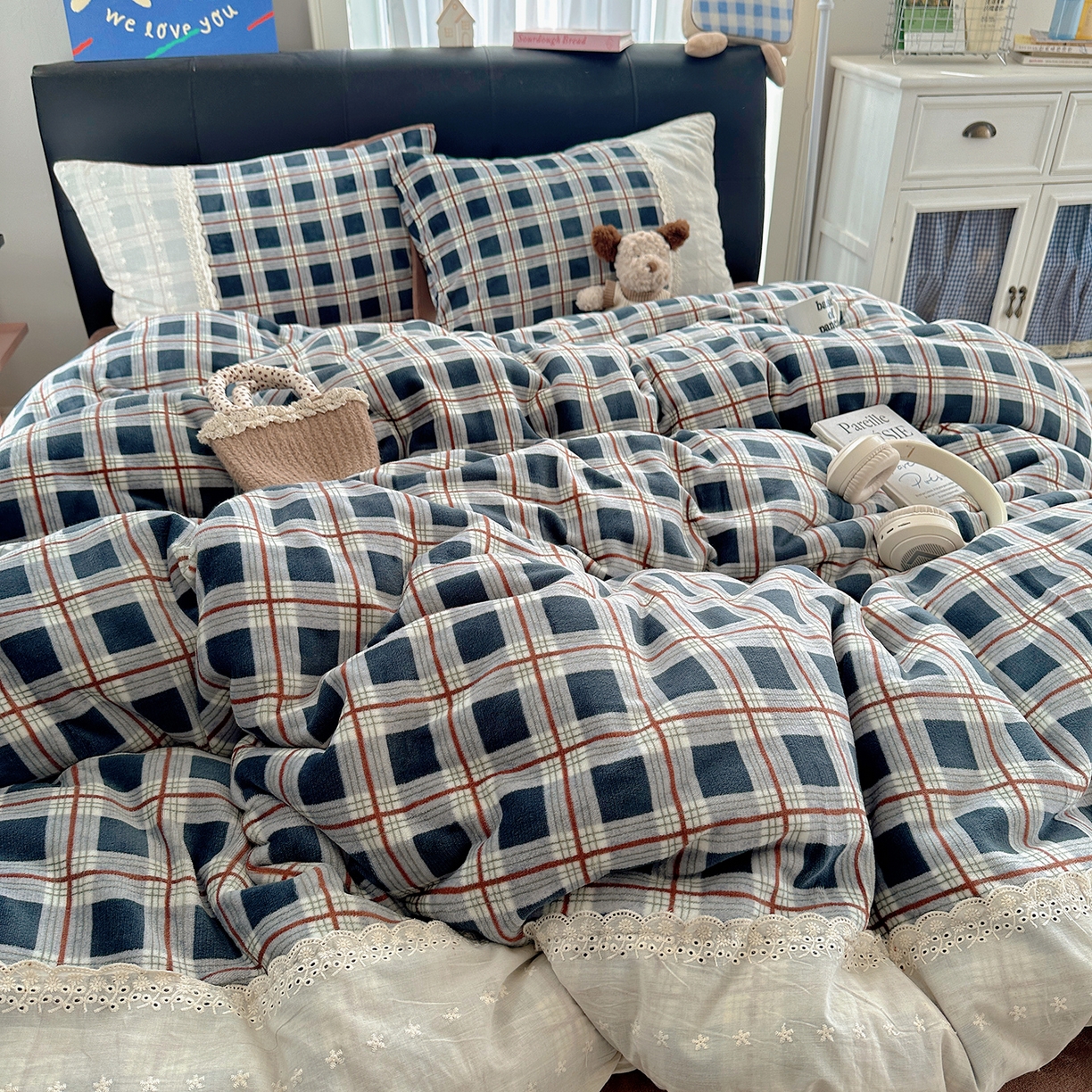 91家纺网 家纺一手货源 找家纺 桃子家居 2025新款A类蕾丝纯棉花边工艺花卉复古碎花加厚花边牛奶绒系列四件套 绒-蕾丝蓝格