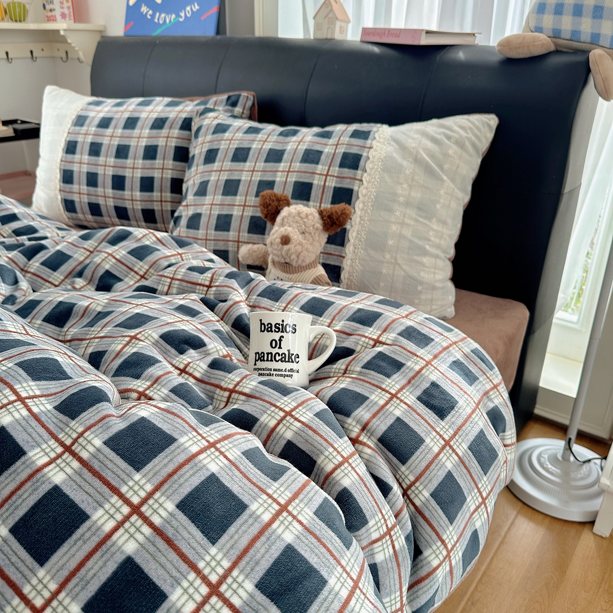 91家纺网 家纺一手货源 找家纺 桃子家居 2025新款A类蕾丝纯棉花边工艺花卉复古碎花加厚花边牛奶绒系列四件套 绒-蕾丝蓝格