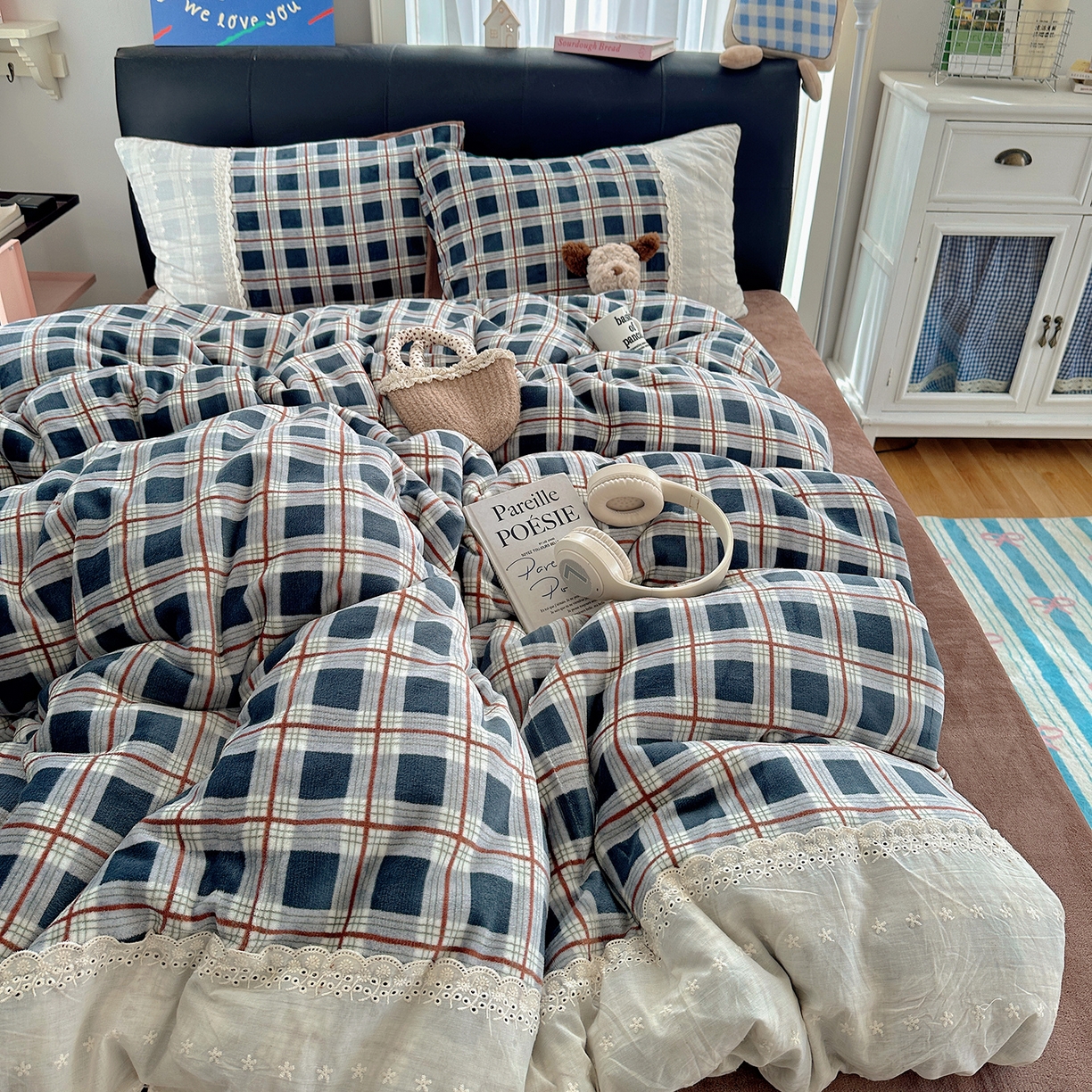 91家纺网 家纺一手货源 找家纺 桃子家居 2025新款A类蕾丝纯棉花边工艺花卉复古碎花加厚花边牛奶绒系列四件套 绒-蕾丝蓝格