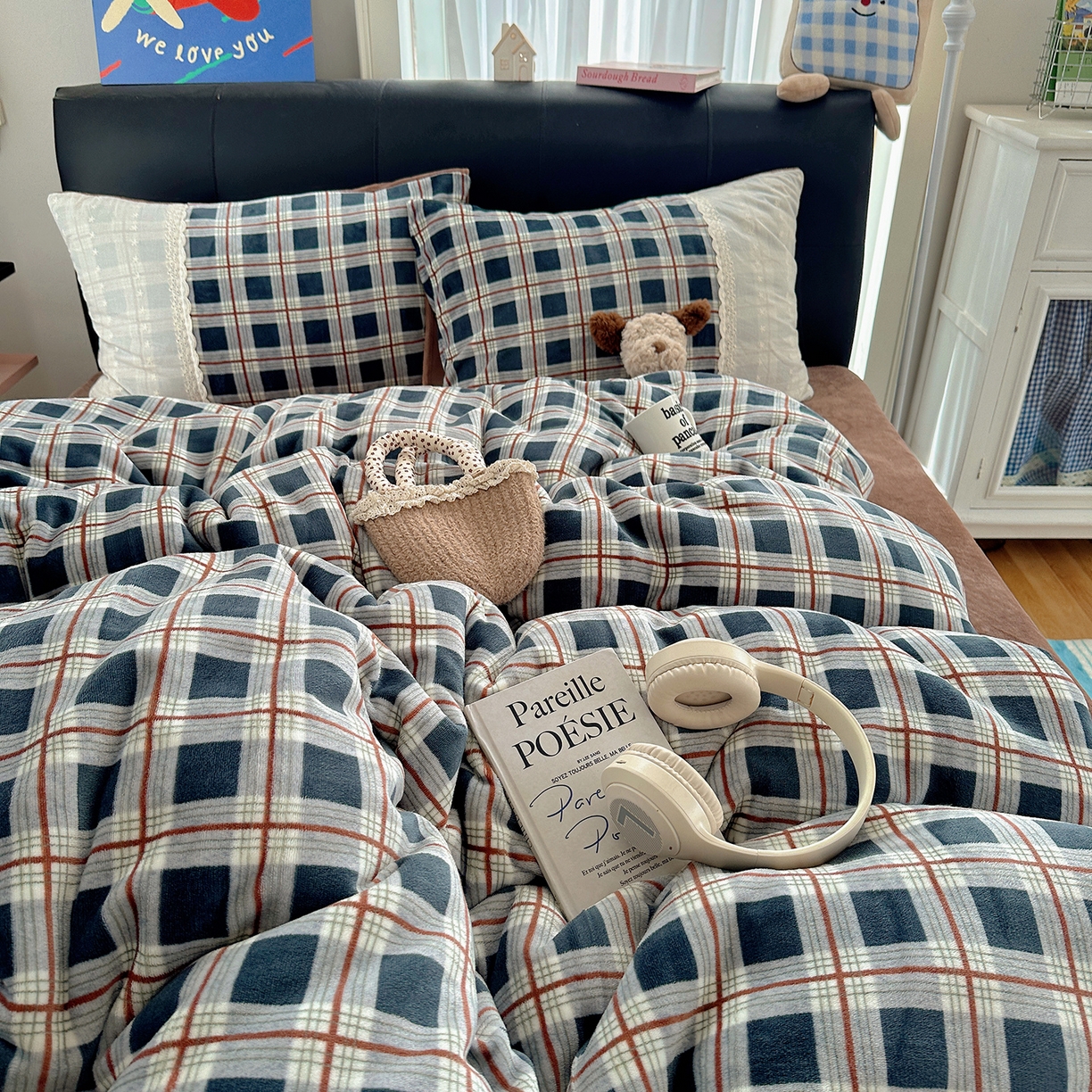 91家纺网 家纺一手货源 找家纺 桃子家居 2025新款A类蕾丝纯棉花边工艺花卉复古碎花加厚花边牛奶绒系列四件套 绒-蕾丝蓝格