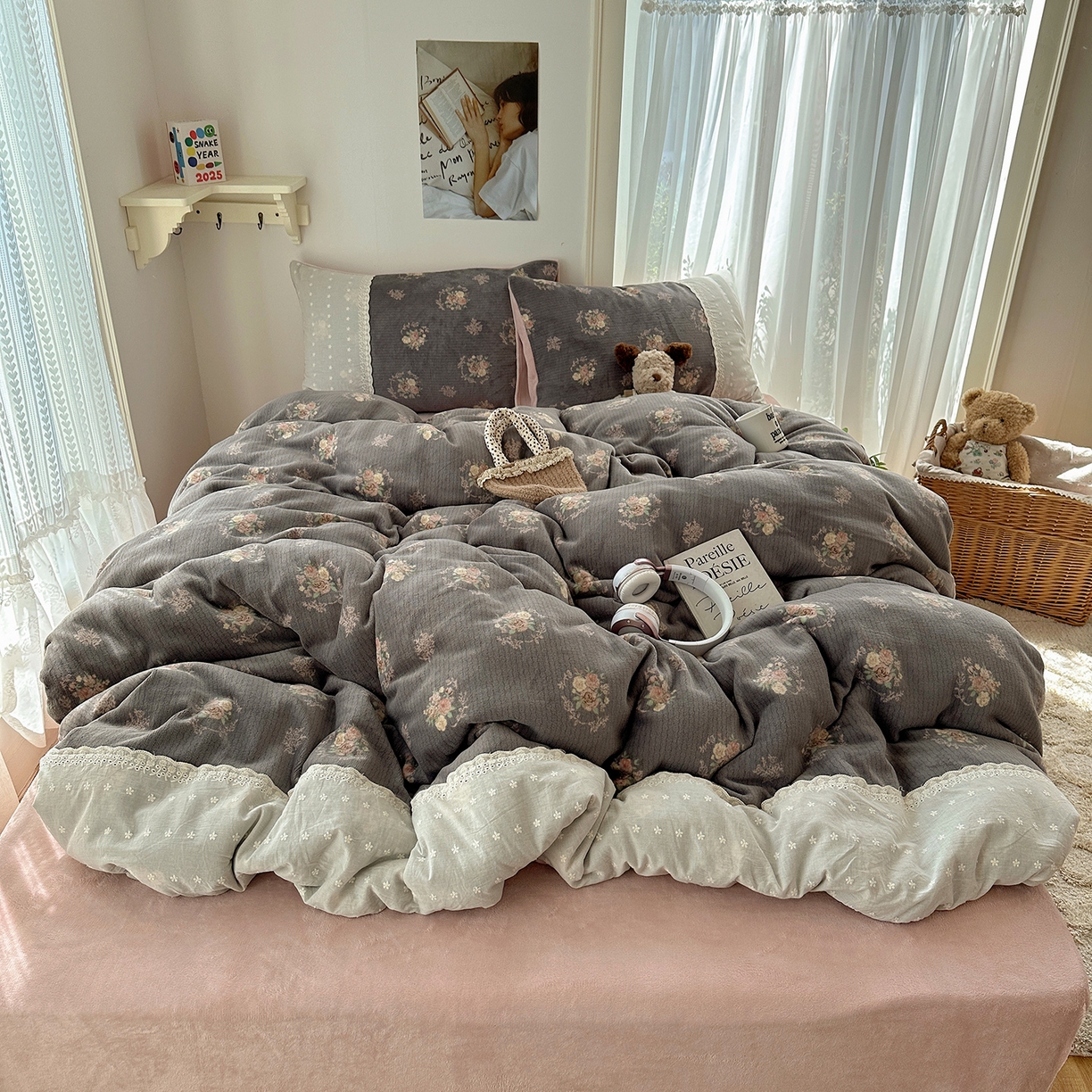 91家纺网 家纺一手货源 找家纺 桃子家居 2025新款A类蕾丝纯棉花边工艺花卉复古碎花加厚花边牛奶绒系列四件套 绒-蕾丝蓝茉