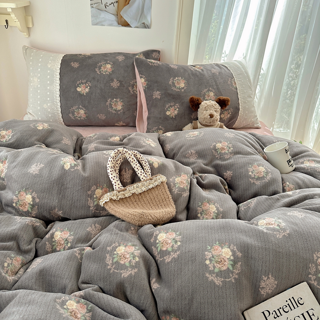 91家纺网 家纺一手货源 找家纺 桃子家居 2025新款A类蕾丝纯棉花边工艺花卉复古碎花加厚花边牛奶绒系列四件套 绒-蕾丝蓝茉