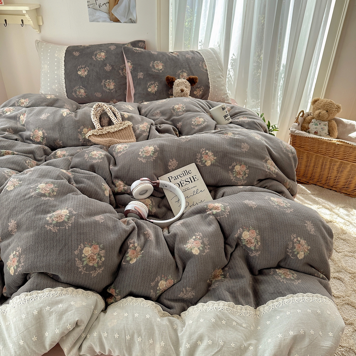 91家纺网 家纺一手货源 找家纺 桃子家居 2025新款A类蕾丝纯棉花边工艺花卉复古碎花加厚花边牛奶绒系列四件套 绒-蕾丝蓝茉