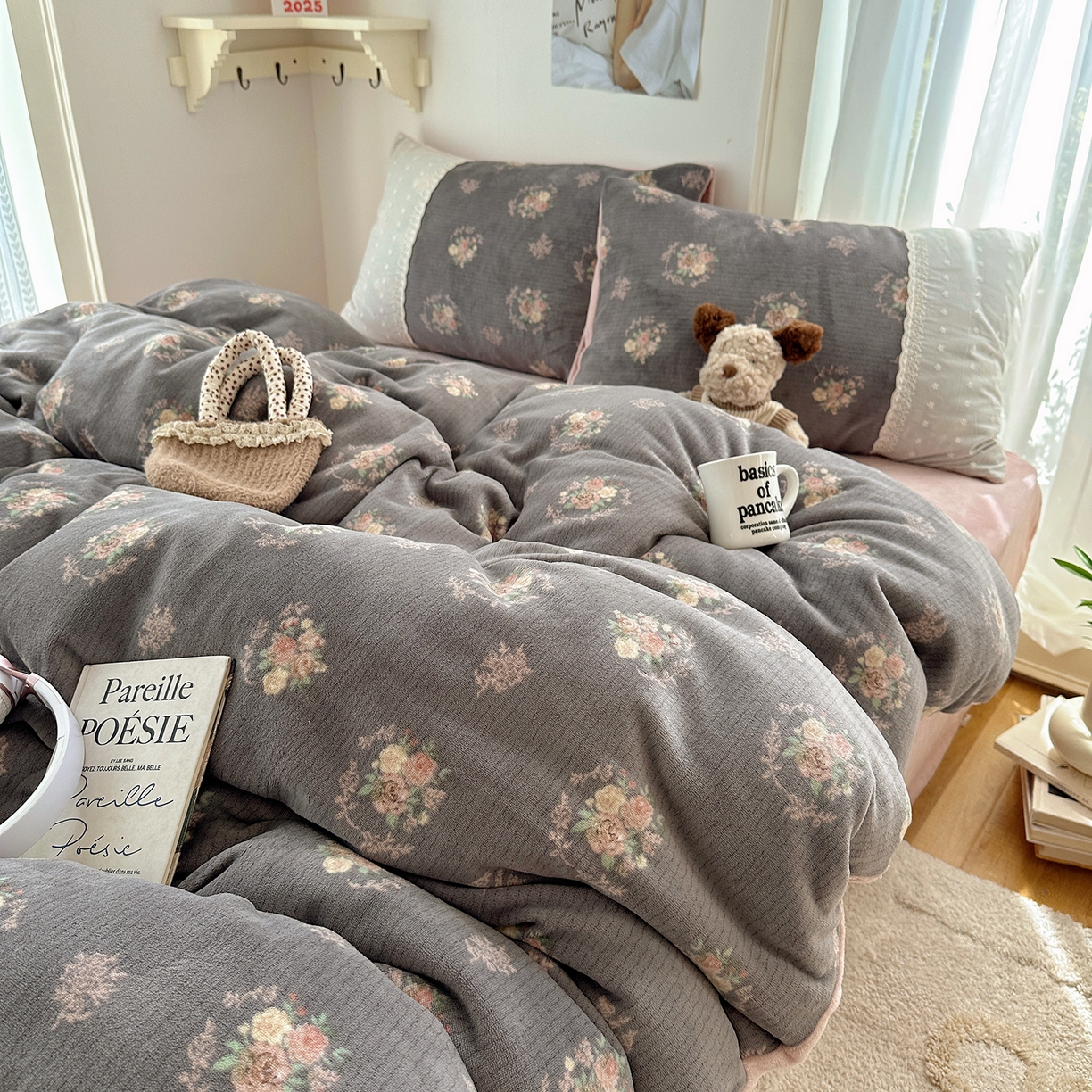 91家纺网 家纺一手货源 找家纺 桃子家居 2025新款A类蕾丝纯棉花边工艺花卉复古碎花加厚花边牛奶绒系列四件套 绒-蕾丝蓝茉