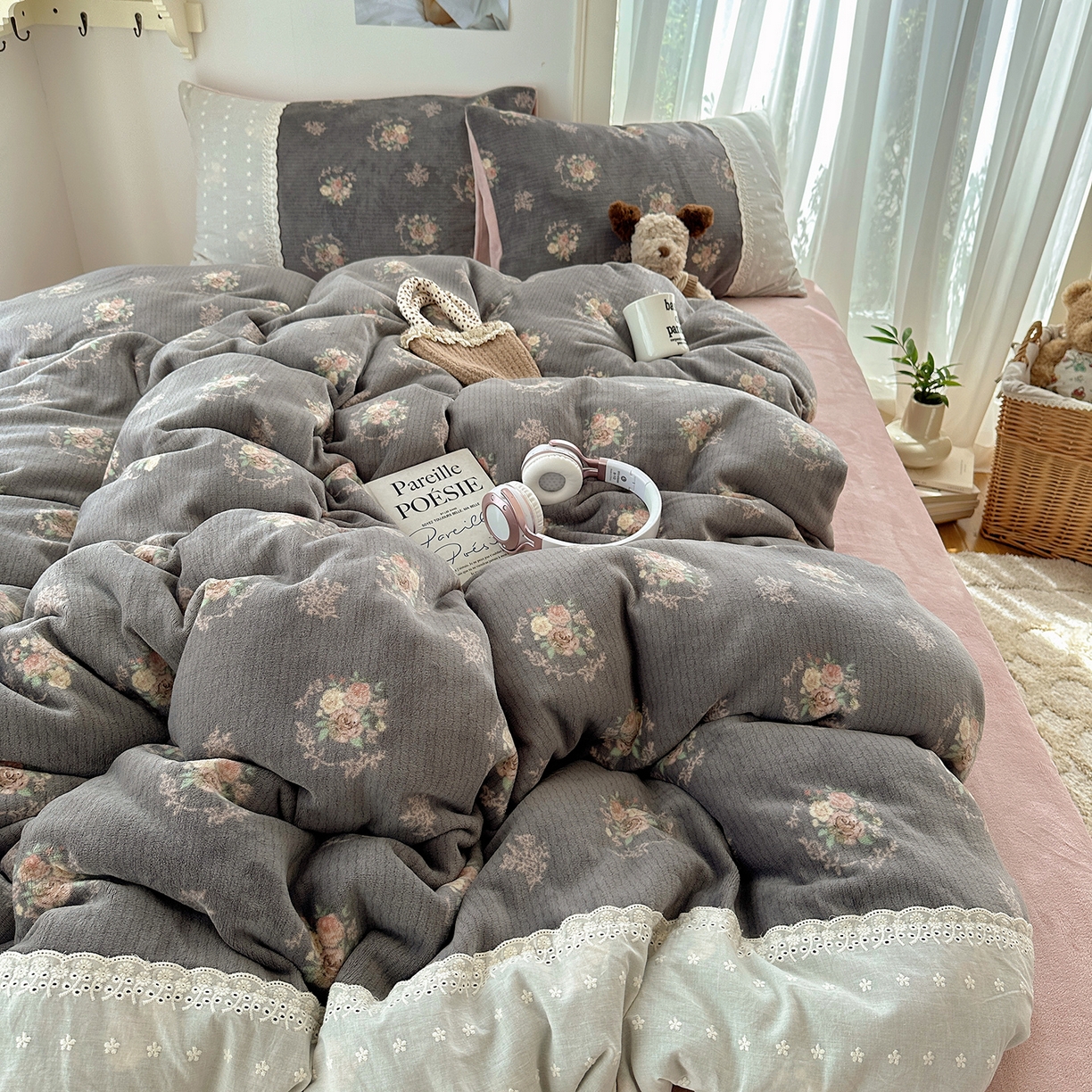 91家纺网 家纺一手货源 找家纺 桃子家居 2025新款A类蕾丝纯棉花边工艺花卉复古碎花加厚花边牛奶绒系列四件套 绒-蕾丝蓝茉