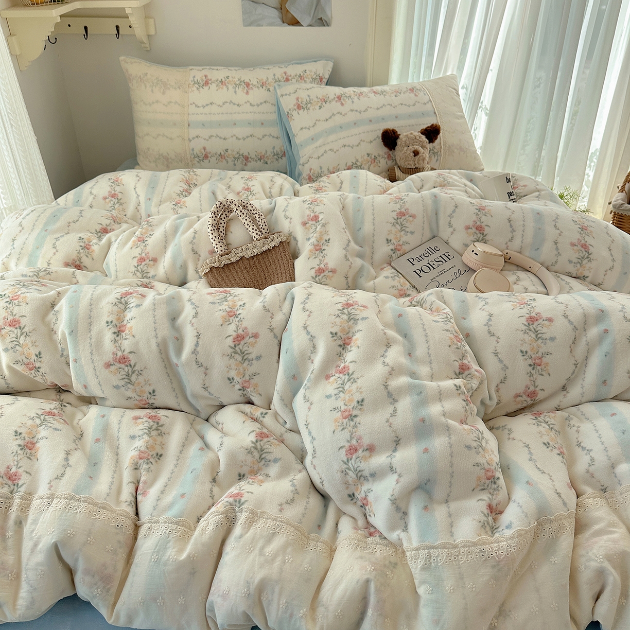 91家纺网 家纺一手货源 找家纺 桃子家居 2025新款A类蕾丝纯棉花边工艺花卉复古碎花加厚花边牛奶绒系列四件套 绒-蕾丝蓝田花