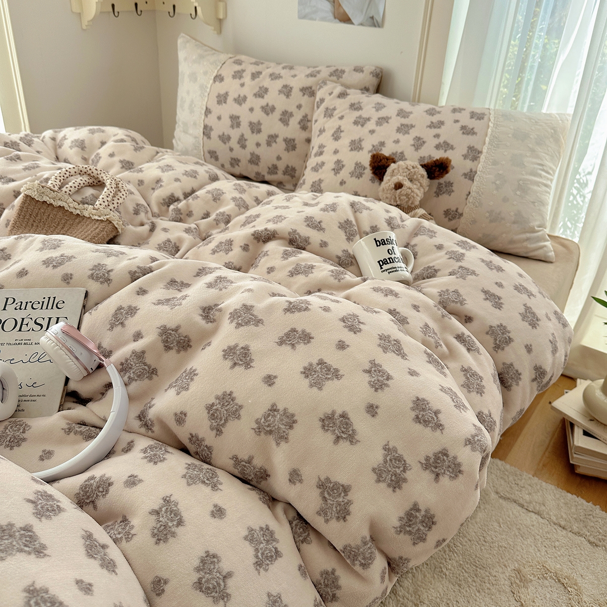 91家纺网 家纺一手货源 找家纺 桃子家居 2025新款A类蕾丝纯棉花边工艺花卉复古碎花加厚花边牛奶绒系列四件套 绒-蕾丝暖香