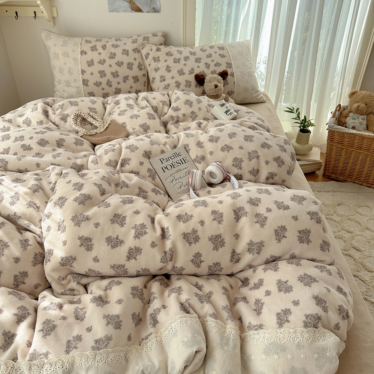 91家纺网 家纺一手货源 找家纺 桃子家居 2025新款A类蕾丝纯棉花边工艺花卉复古碎花加厚花边牛奶绒系列四件套 绒-蕾丝暖香