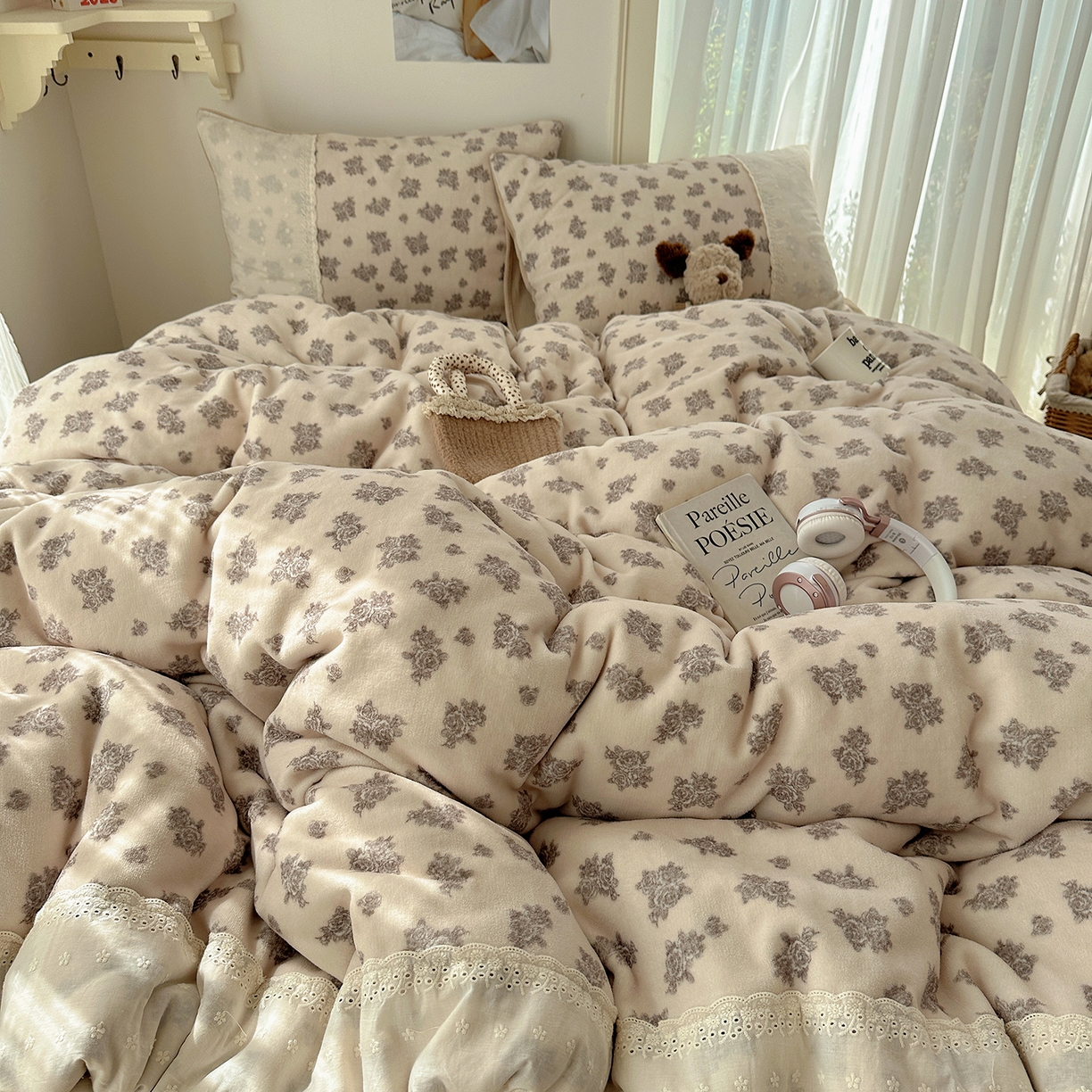 91家纺网 家纺一手货源 找家纺 桃子家居 2025新款A类蕾丝纯棉花边工艺花卉复古碎花加厚花边牛奶绒系列四件套 绒-蕾丝暖香