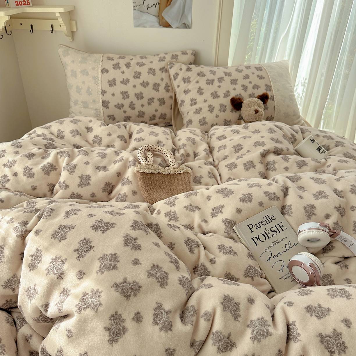 91家纺网 家纺一手货源 找家纺 桃子家居 2025新款A类蕾丝纯棉花边工艺花卉复古碎花加厚花边牛奶绒系列四件套 绒-蕾丝暖香