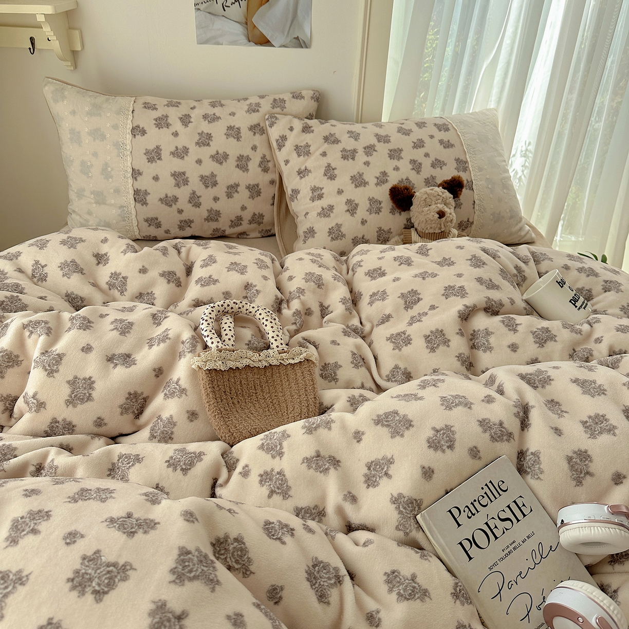 91家纺网 家纺一手货源 找家纺 桃子家居 2025新款A类蕾丝纯棉花边工艺花卉复古碎花加厚花边牛奶绒系列四件套 绒-蕾丝暖香