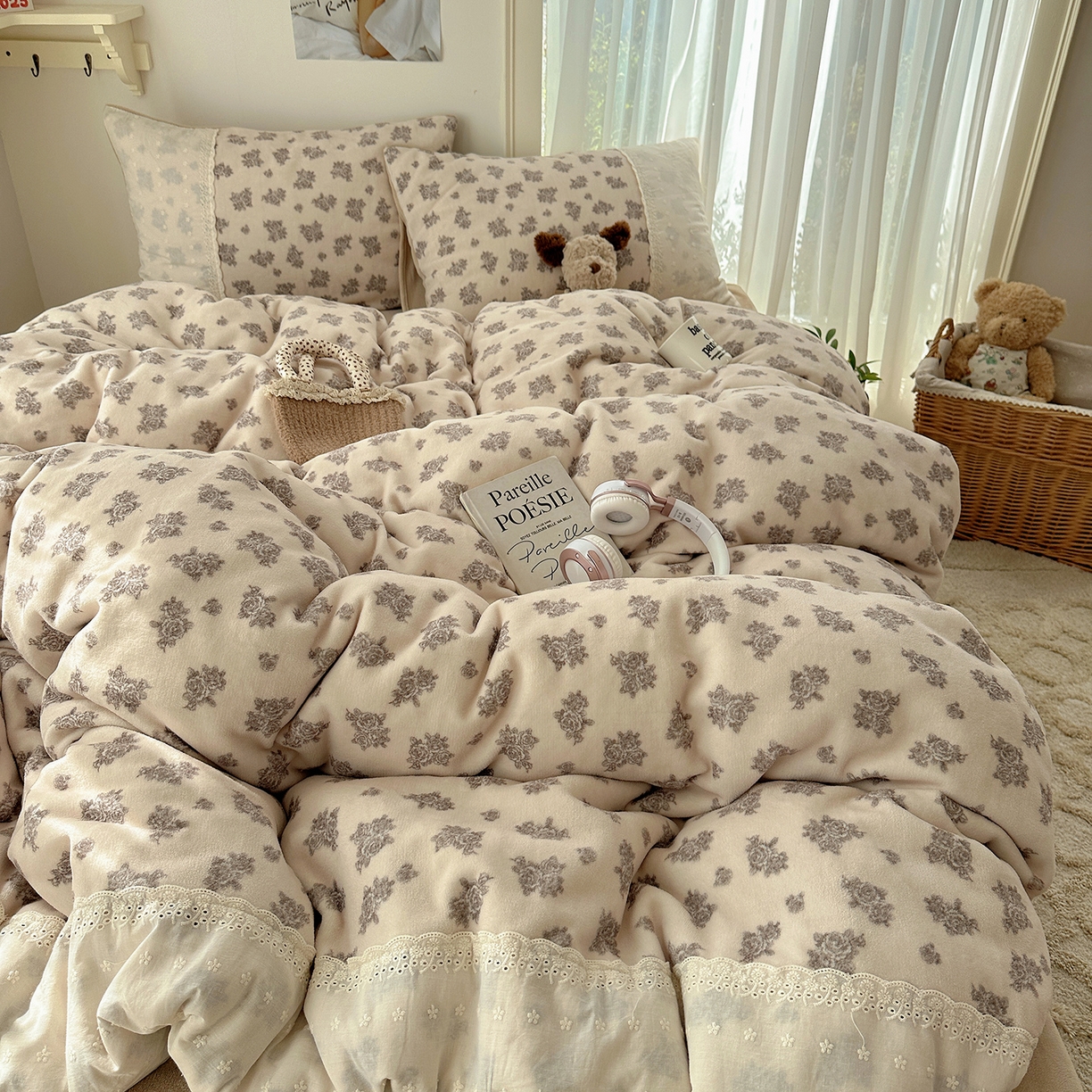 91家纺网 家纺一手货源 找家纺 桃子家居 2025新款A类蕾丝纯棉花边工艺花卉复古碎花加厚花边牛奶绒系列四件套 绒-蕾丝暖香