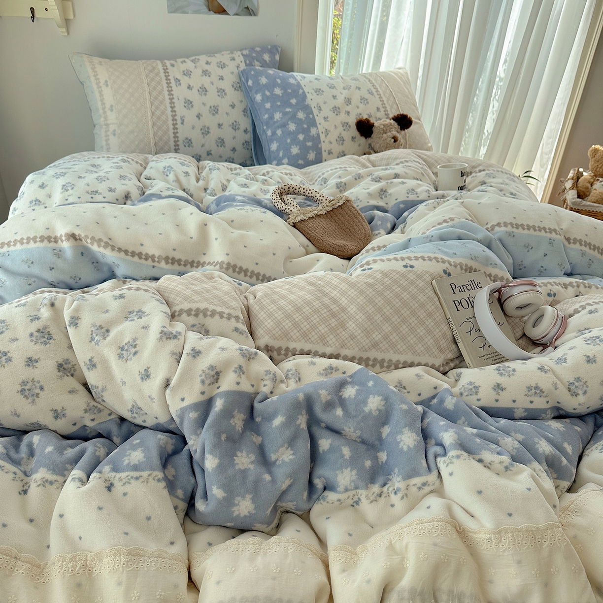 91家纺网 家纺一手货源 找家纺 桃子家居 2025新款A类蕾丝纯棉花边工艺花卉复古碎花加厚花边牛奶绒系列四件套 绒-蕾丝青糯山