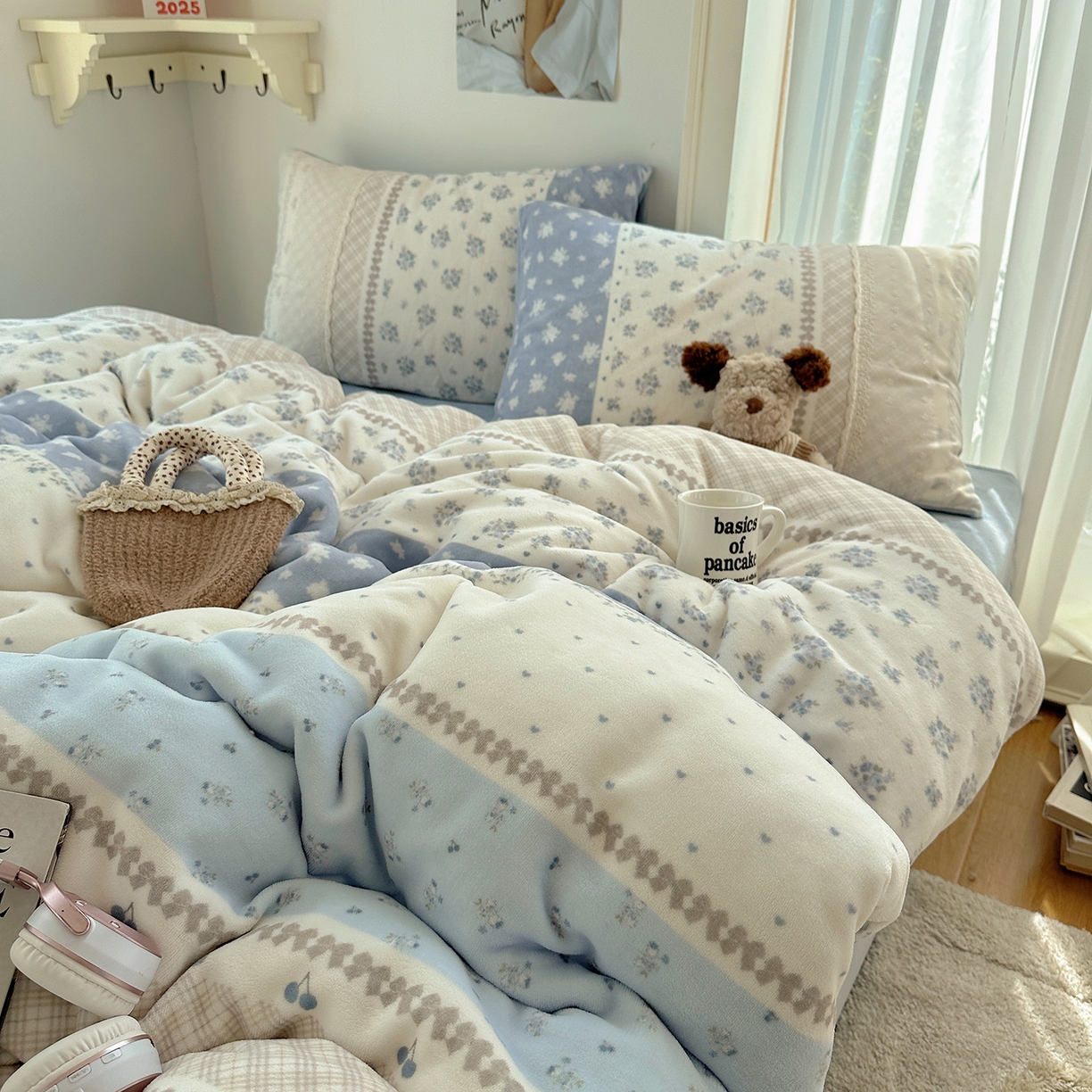 91家纺网 家纺一手货源 找家纺 桃子家居 2025新款A类蕾丝纯棉花边工艺花卉复古碎花加厚花边牛奶绒系列四件套 绒-蕾丝青糯山