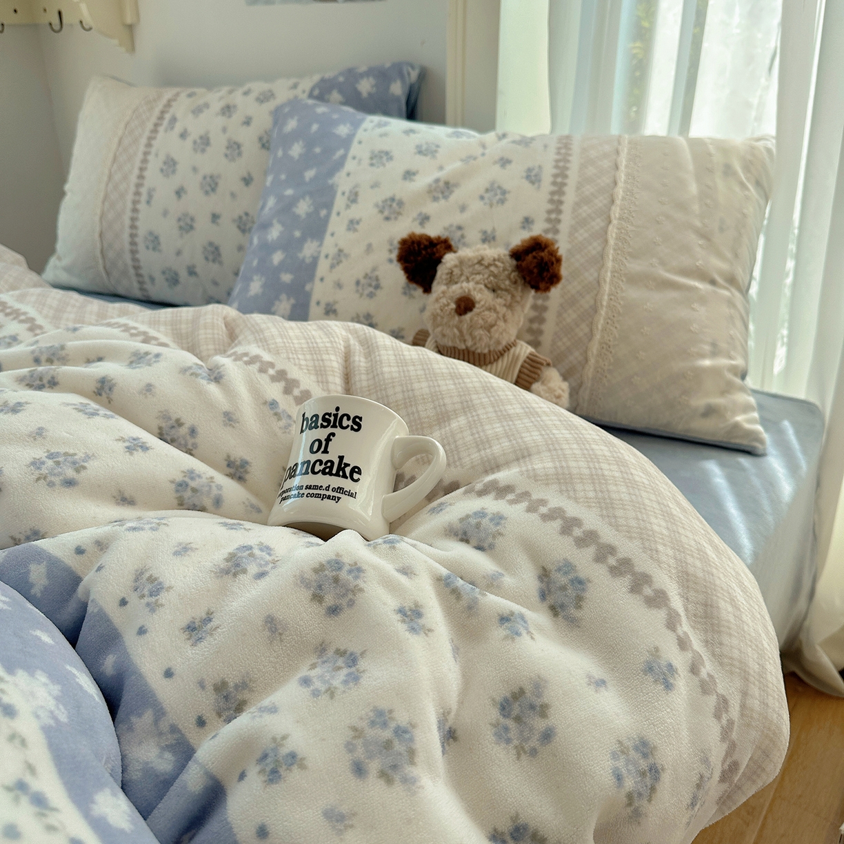 91家纺网 家纺一手货源 找家纺 桃子家居 2025新款A类蕾丝纯棉花边工艺花卉复古碎花加厚花边牛奶绒系列四件套 绒-蕾丝青糯山