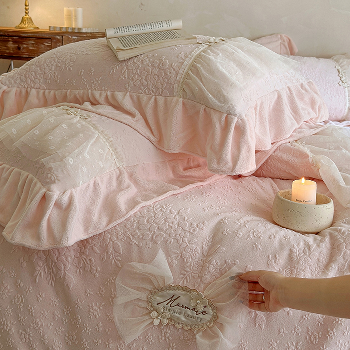 91家纺网 家纺一手货源 找家纺 （总）乐朵家居 2025新款恋恋花房 牛奶绒 夹棉床盖四件套（主推请询价）