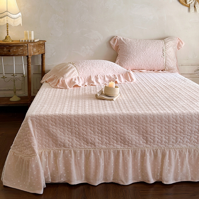 91家纺网 家纺一手货源 找家纺 乐朵家居 2025新款恋恋花房 牛奶绒 夹棉床盖四件套（主推请询价）粉玉