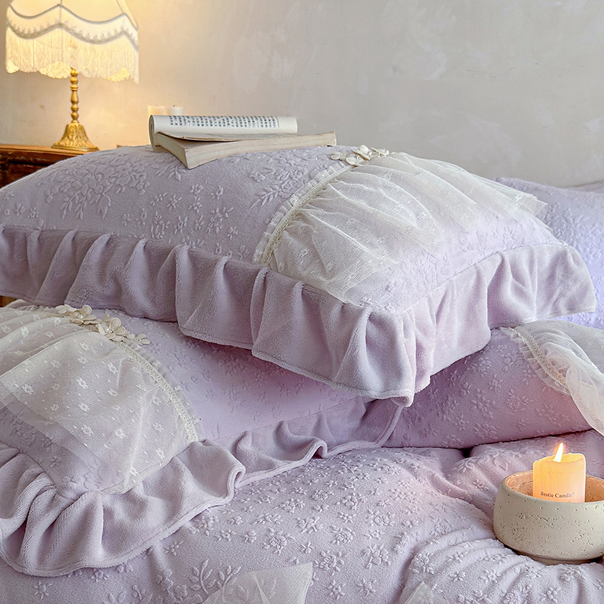 91家纺网 家纺一手货源 找家纺 乐朵家居 2025新款恋恋花房 牛奶绒 夹棉床盖四件套（主推请询价）紫