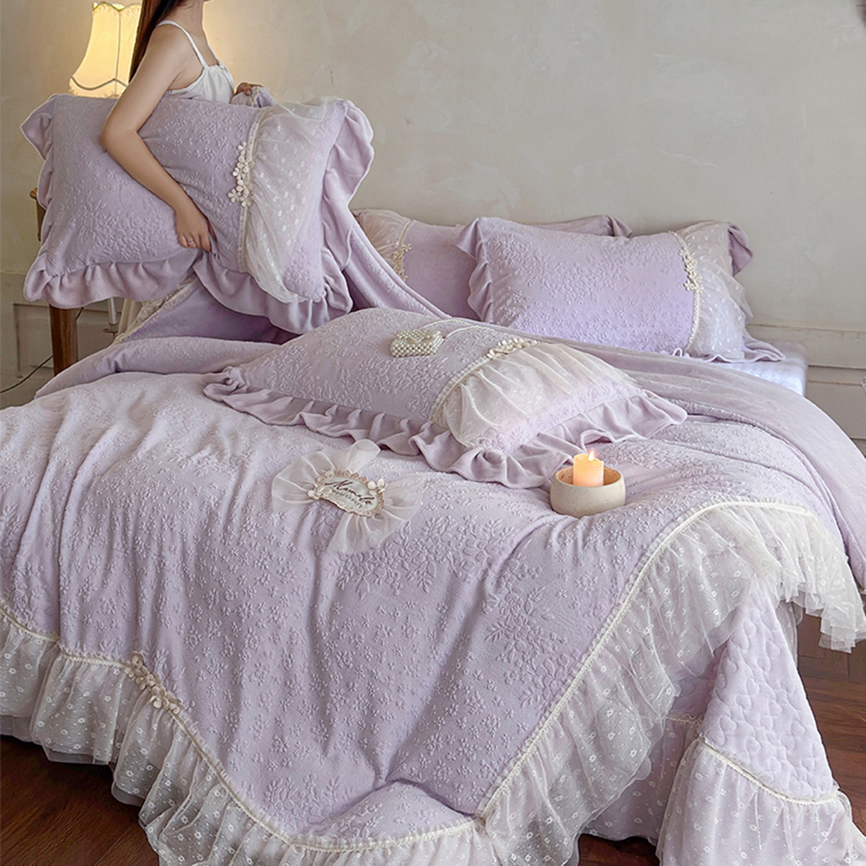 91家纺网 家纺一手货源 找家纺 乐朵家居 2025新款恋恋花房 牛奶绒 夹棉床盖四件套（主推请询价）紫