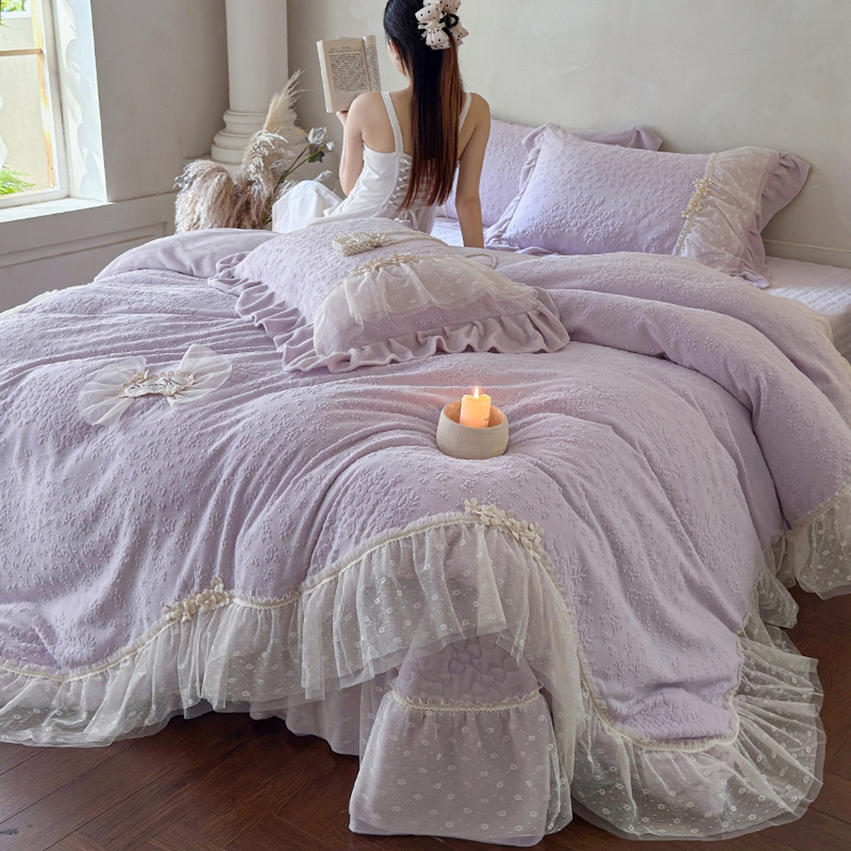 91家纺网 家纺一手货源 找家纺 乐朵家居 2025新款恋恋花房 牛奶绒 夹棉床盖四件套（主推请询价）紫