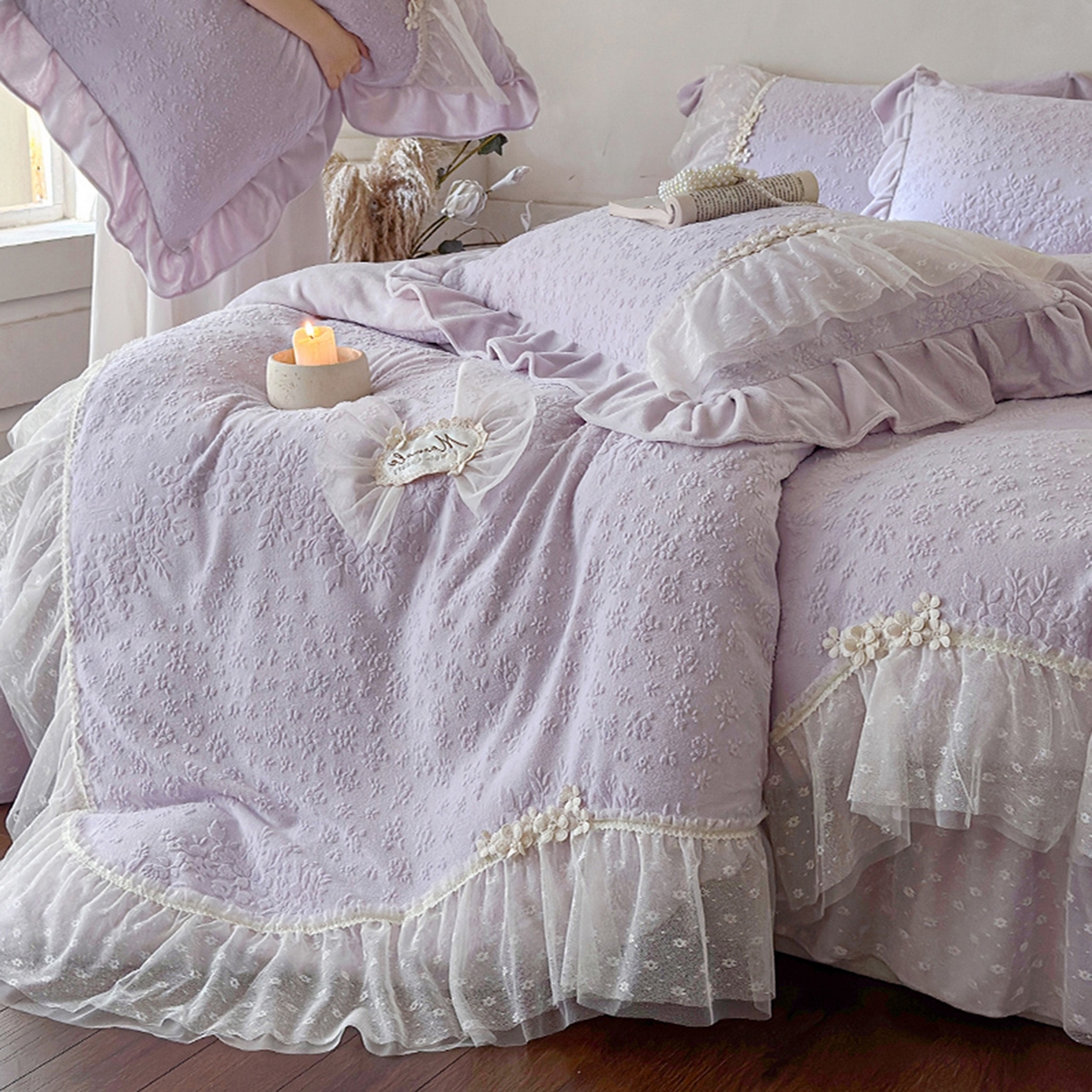 91家纺网 家纺一手货源 找家纺 乐朵家居 2025新款恋恋花房 牛奶绒 夹棉床盖四件套（主推请询价）紫